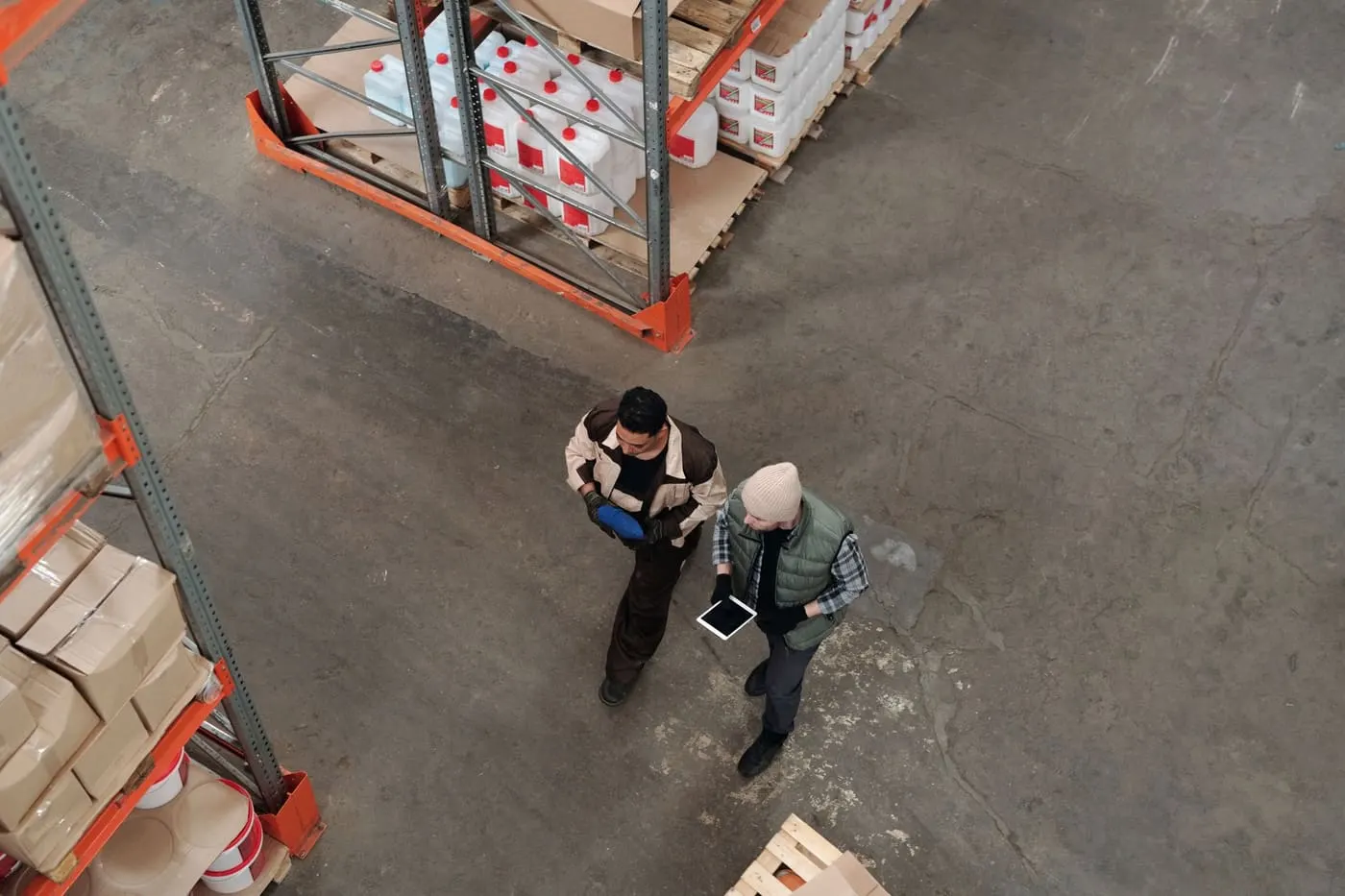 Allée d'un entrepôt logistique bordée de racks de stockage