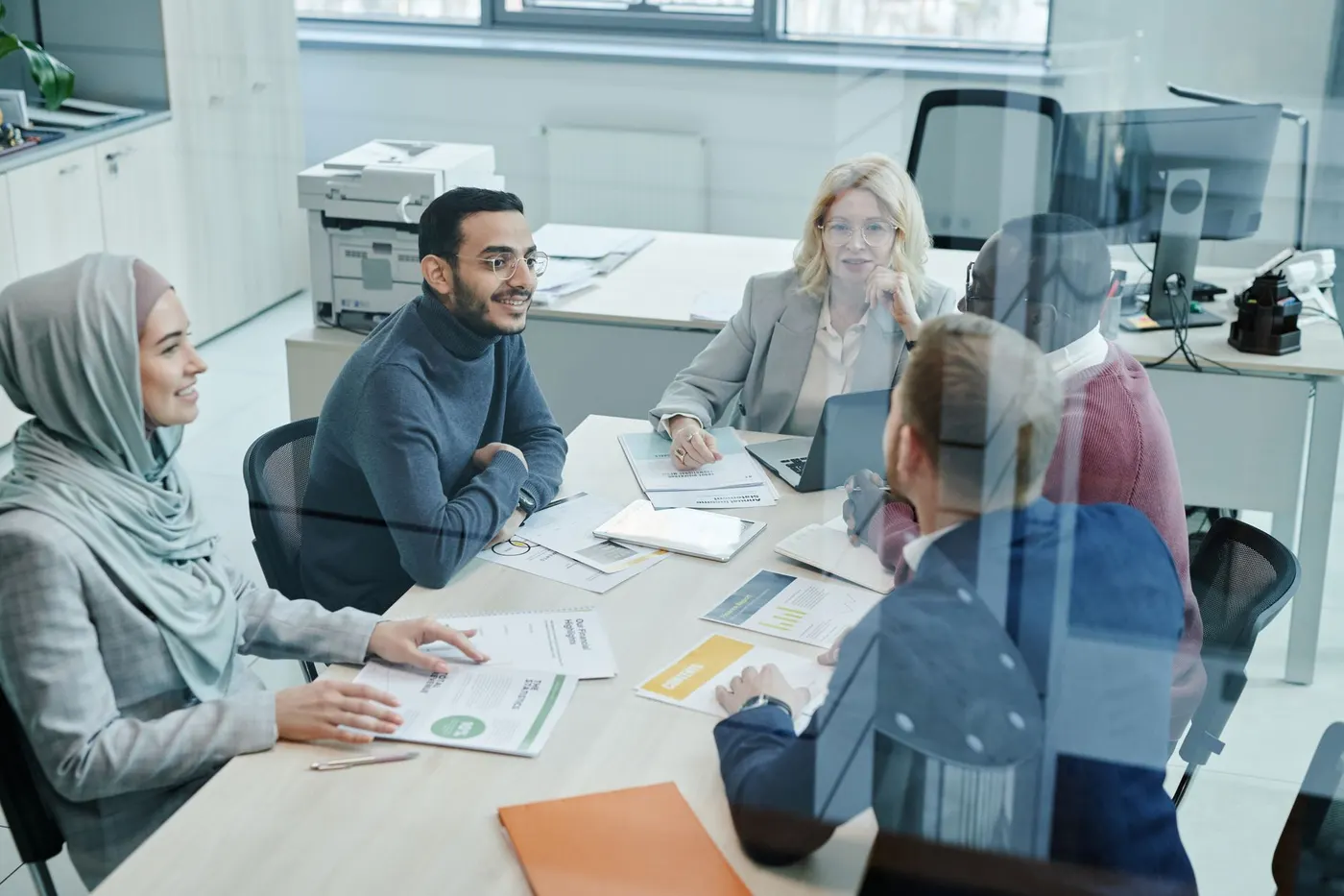 Équipe discutant d'un plan directeur informatique autour d'une table