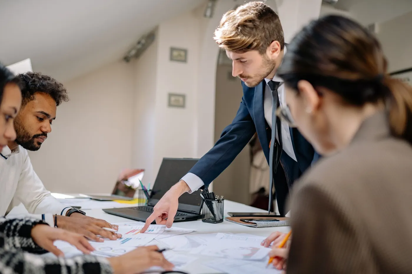 Professionnels planifiant une stratégie autour d'un plan de travail