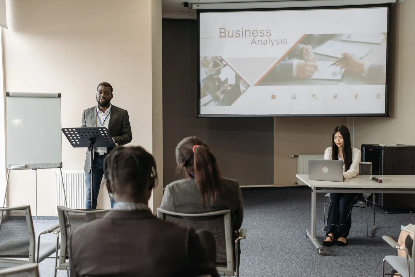 Équipe suivant une formation à l'intelligence artificielle en entreprise