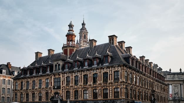 La Vieille Bourse de Lille et le beffroi de la Chambre de commerce sur la Grand-Place