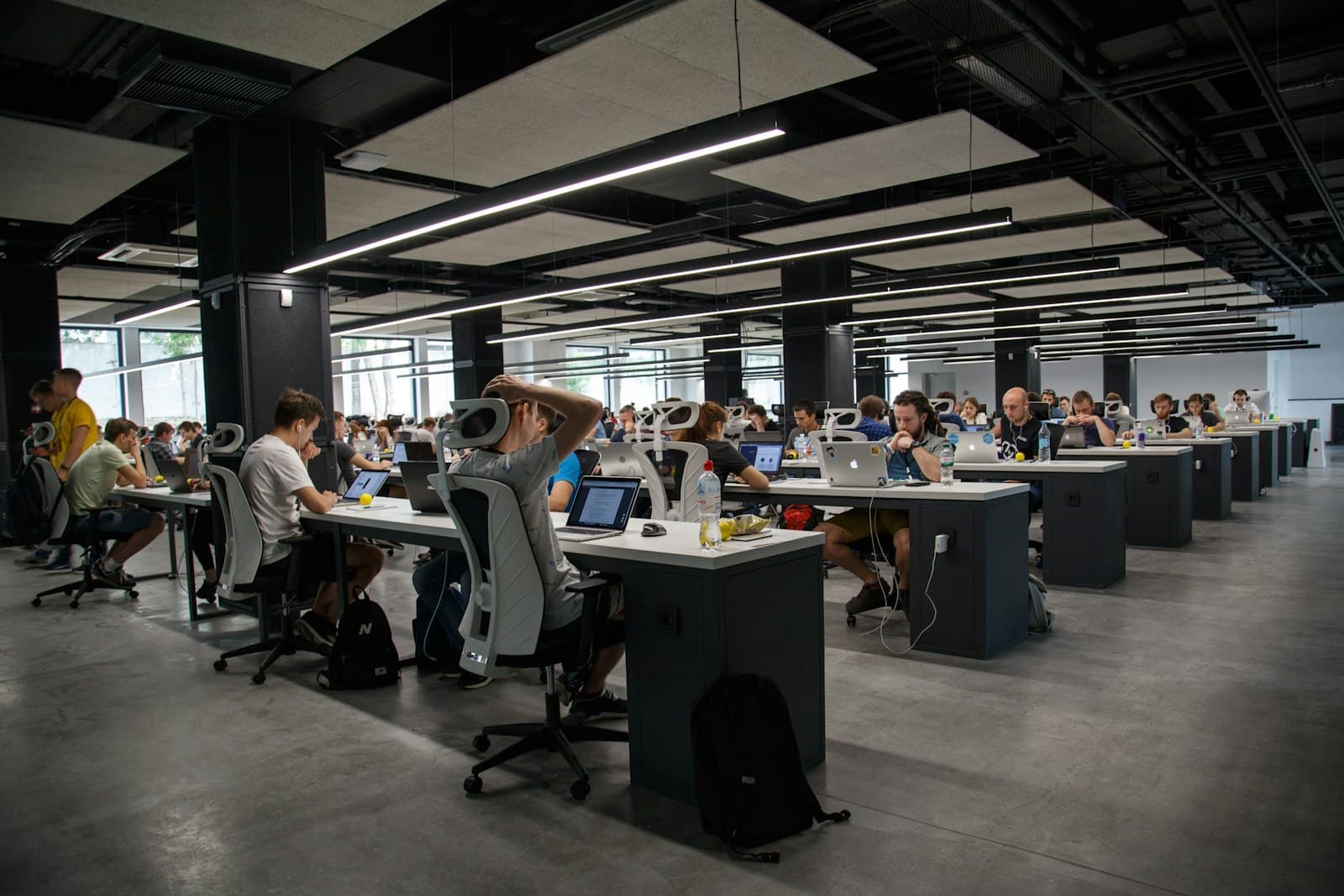 Plateau technique ouvert avec des équipes de développement