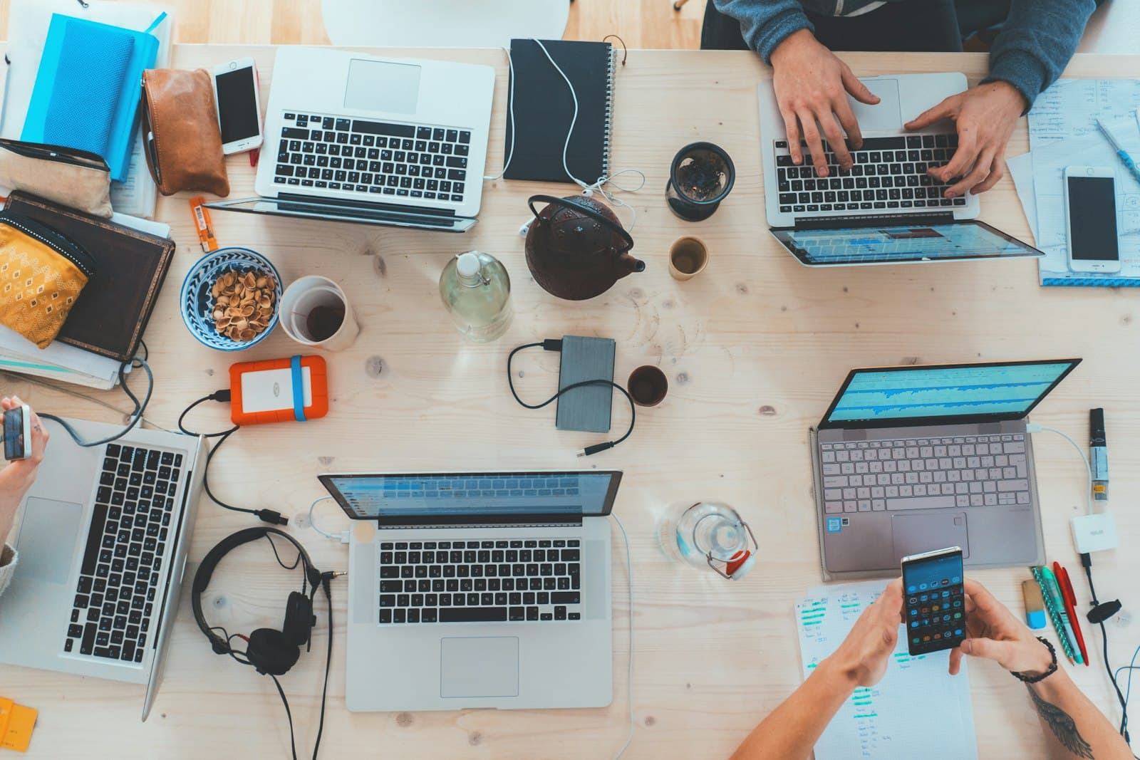 Bureau de travail avec ordinateurs portables et documents