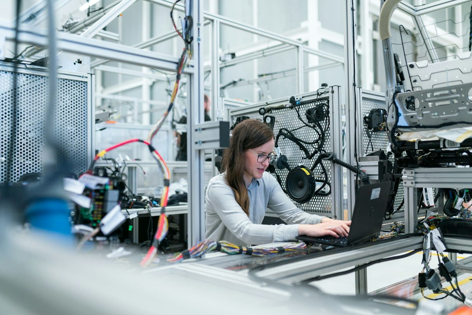 Ingénieure au travail sur un banc de test industriel