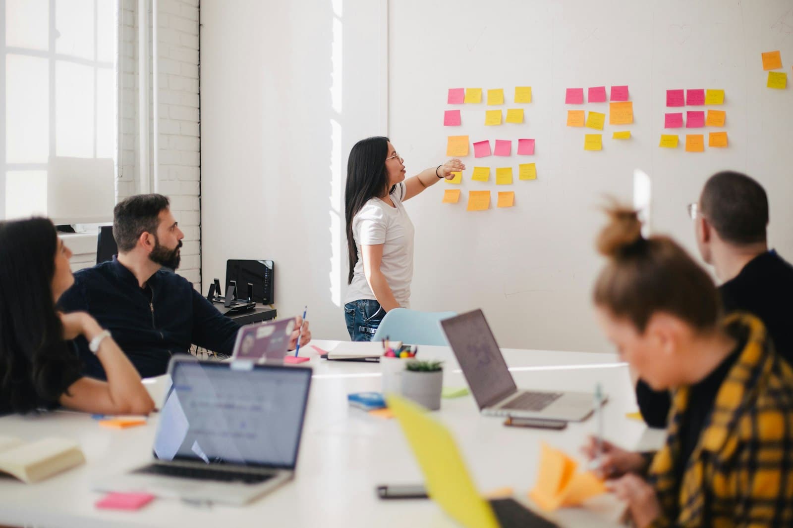 Équipe tech en atelier de travail dans un espace lumineux