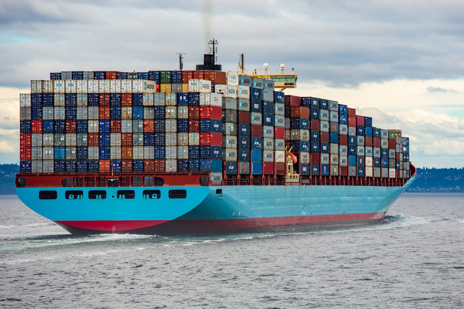 Porte-conteneurs quittant le port, symbole du négoce maritime