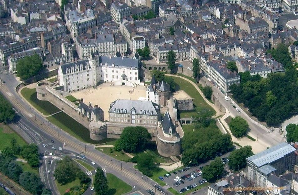 Château des Ducs de Bretagne au cœur de Nantes, vue aérienne