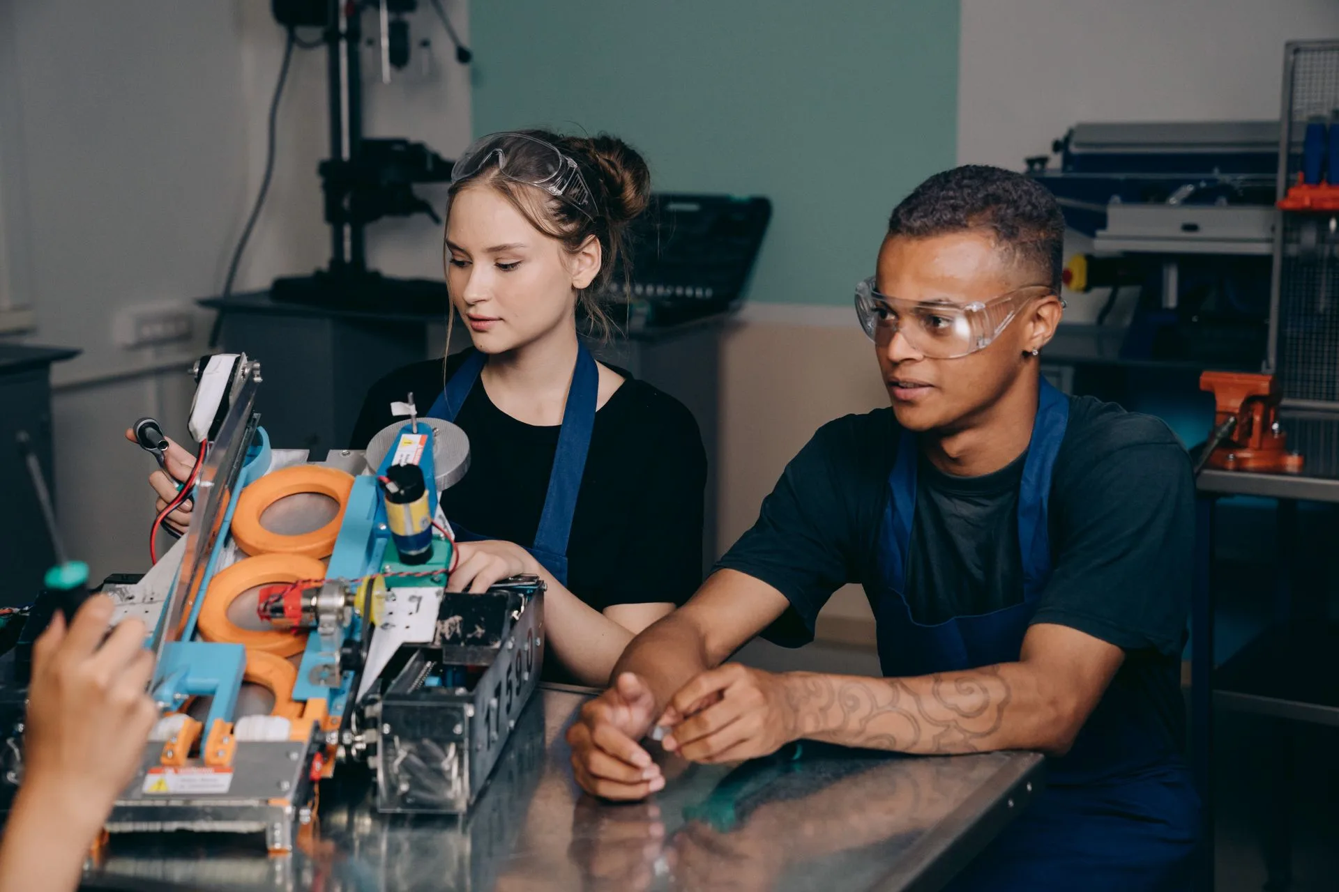 Deux techniciens travaillant ensemble sur une machine dans un atelier industriel