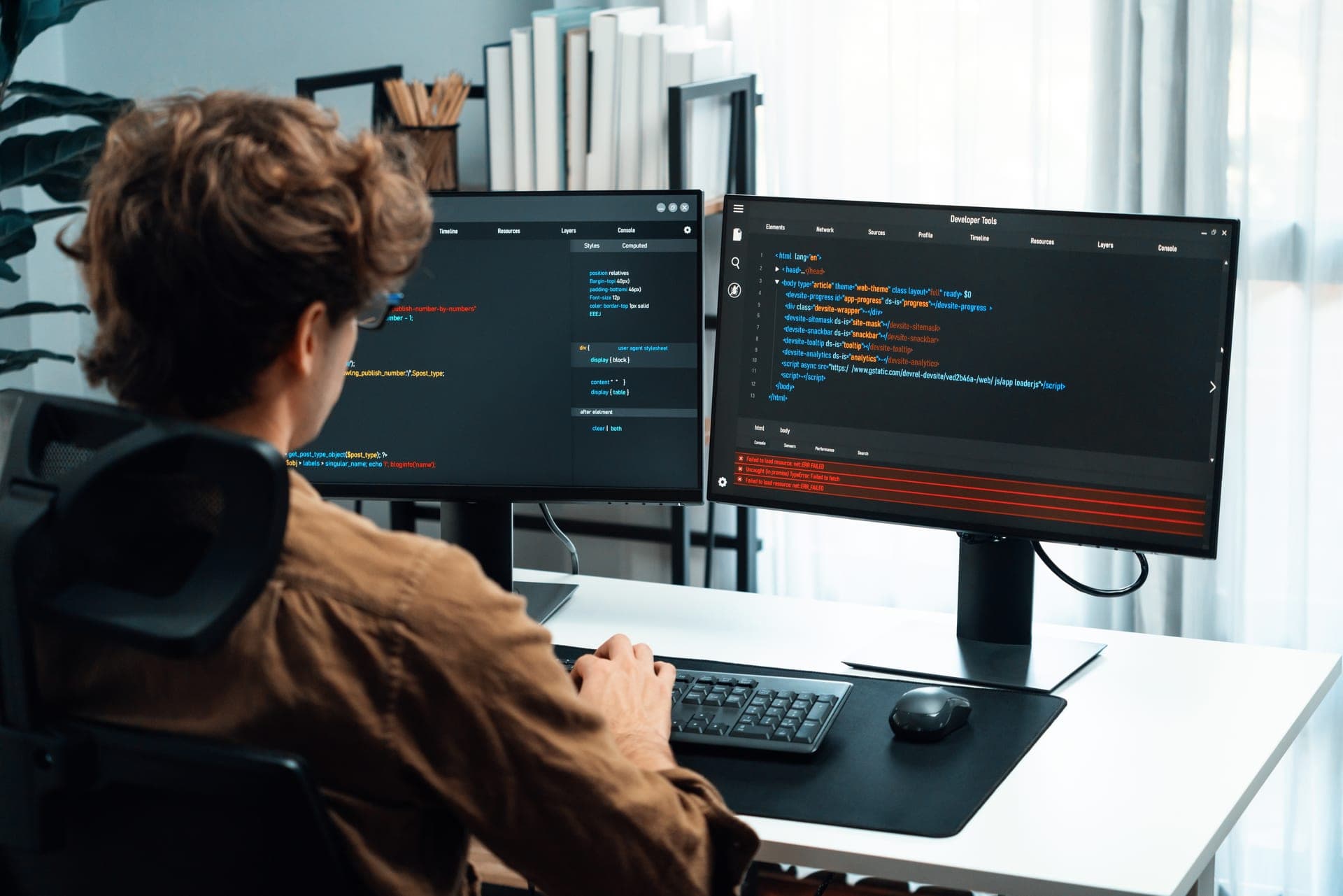 Développeur travaillant sur du code affiché sur deux écrans