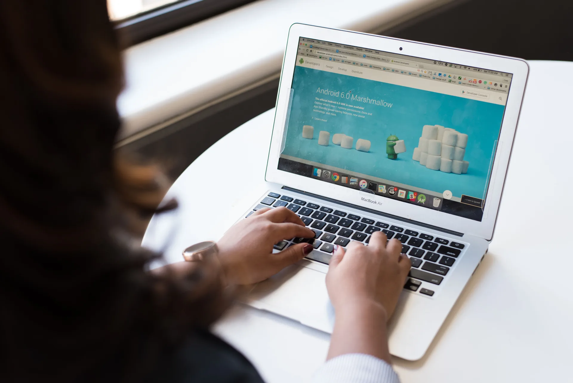 Comment intégrer un chatbot IA pour optimiser votre service client ?