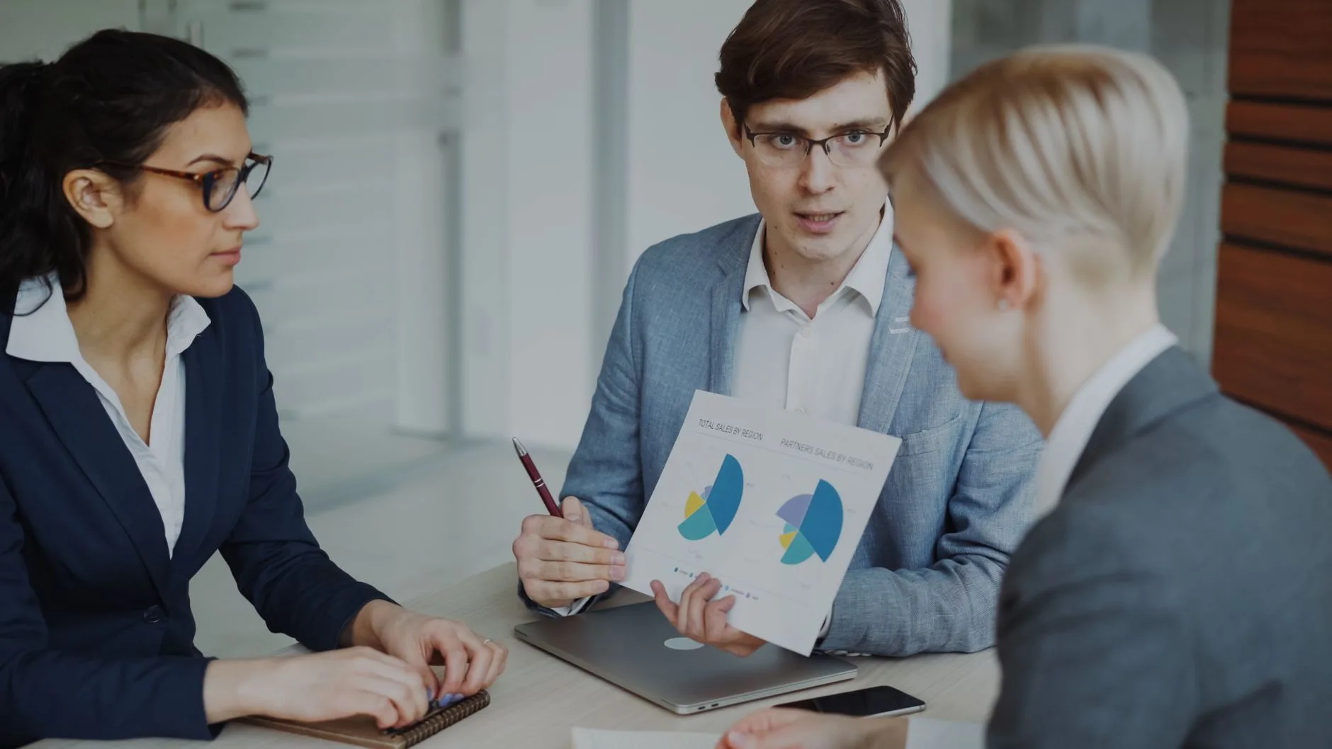 Connecter Salesforce à l'IA : automatiser vos ventes PME