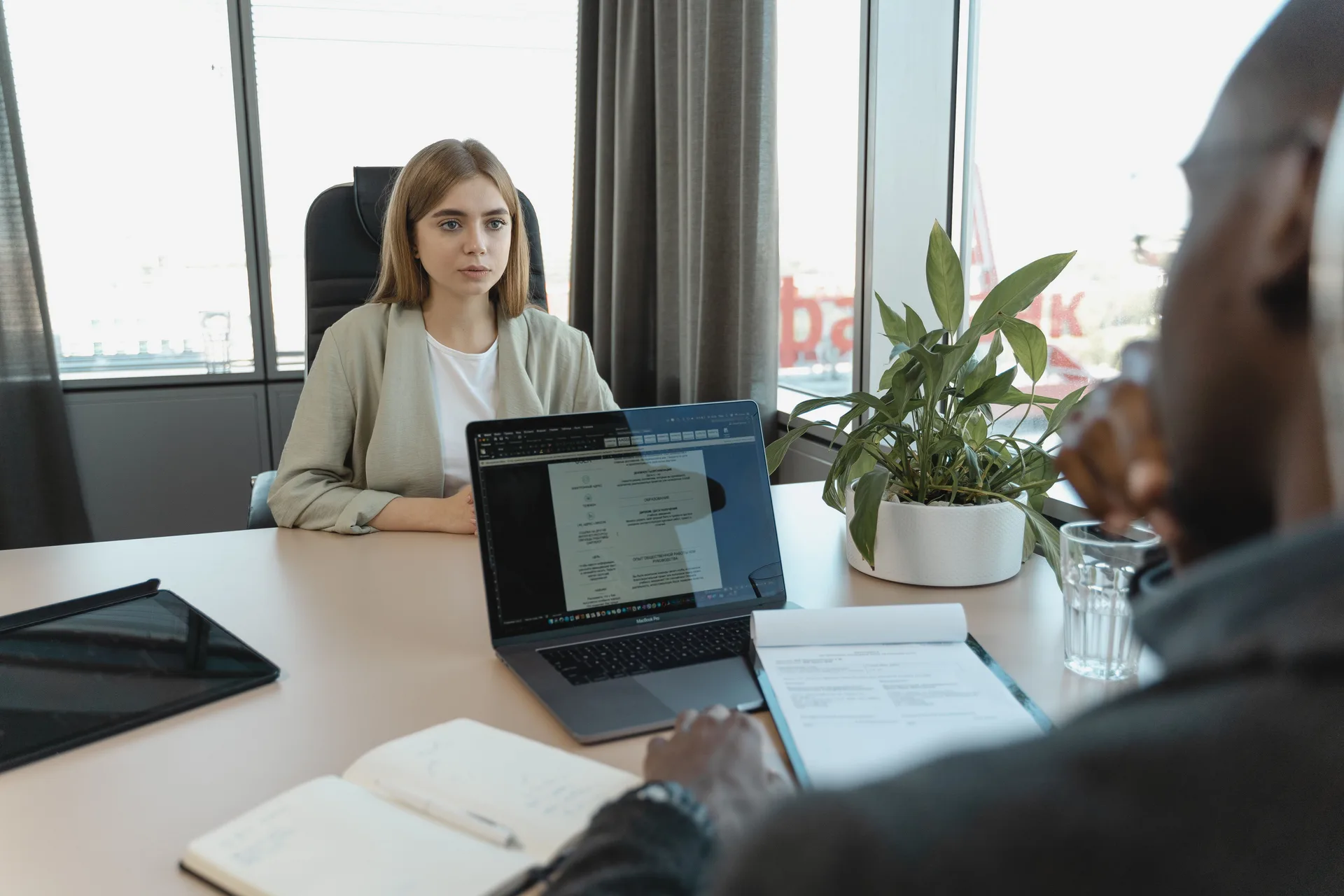 Agence IA ou Recrutement Interne : Le Guide pour les Dirigeants Français