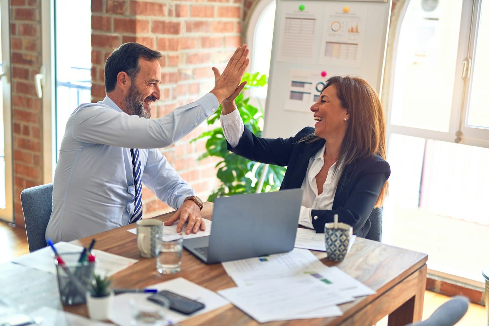 Deux professionnels concluent un accord commercial au bureau