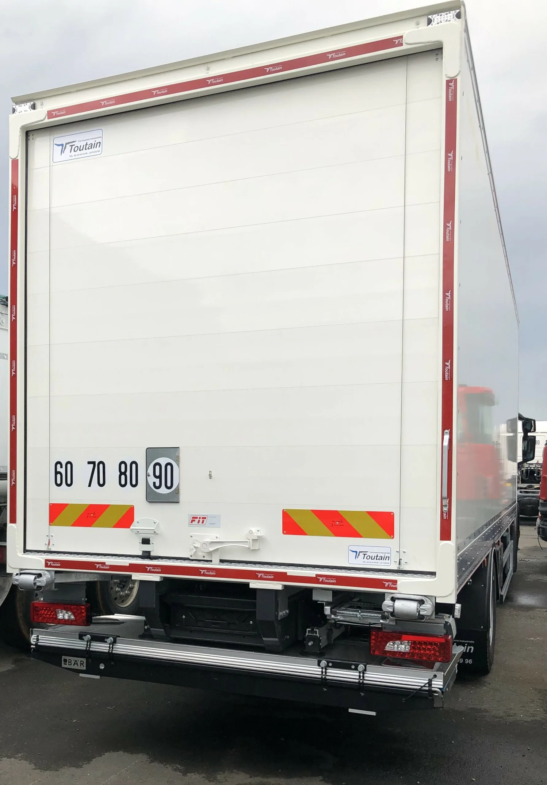 Porte relevante en aluminium Forty montée à l'arrière d'un porteur