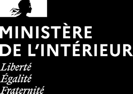 Logo du ministère de l'Intérieur en blanc : bloc Marianne, nom du ministère et devise Liberté, Égalité, Fraternité
