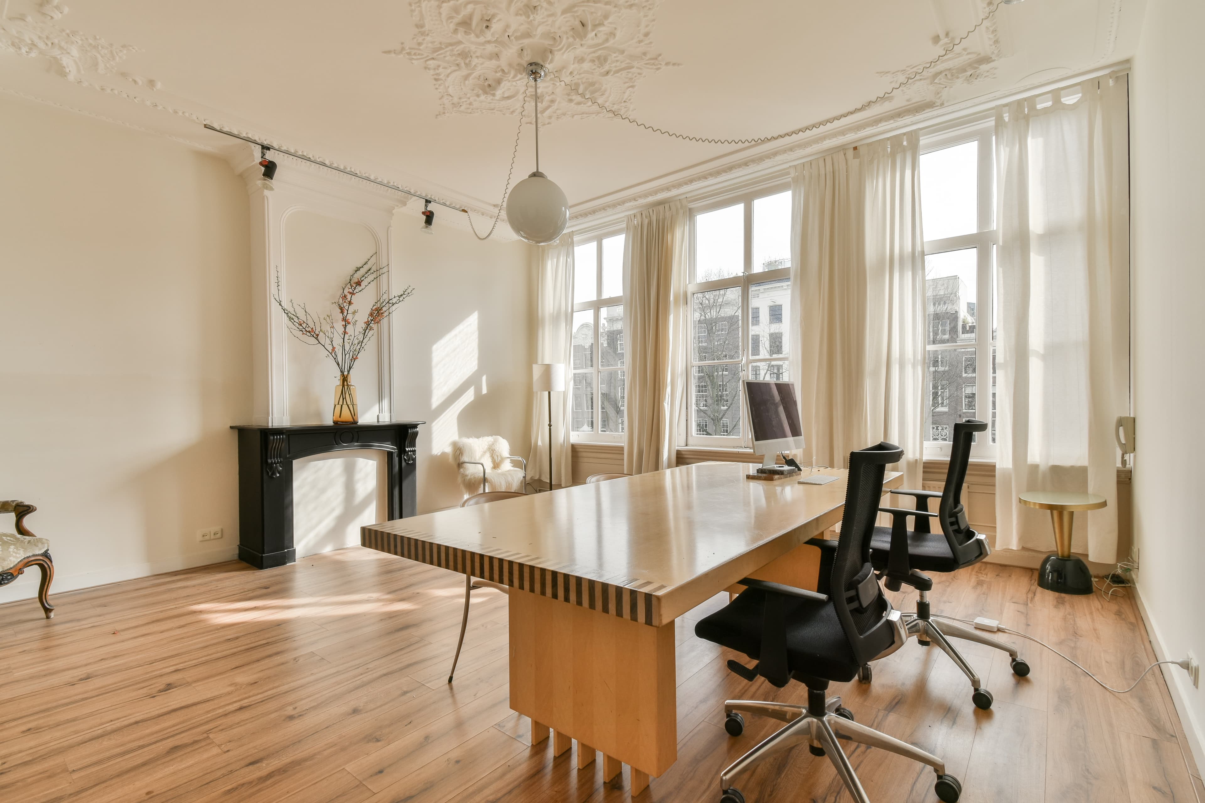 Bureau parisien de JUWA, moulures et cheminée d'un immeuble ancien