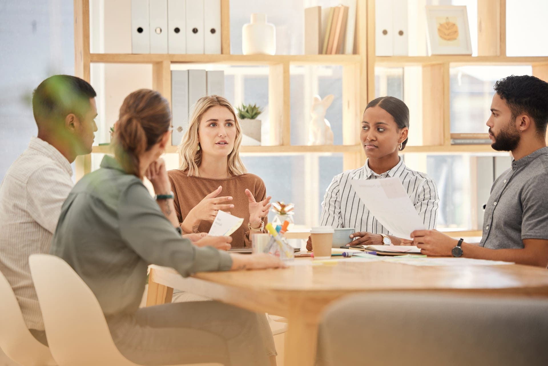 L'équipe JUWA en réunion de travail autour de la table de l'atelier
