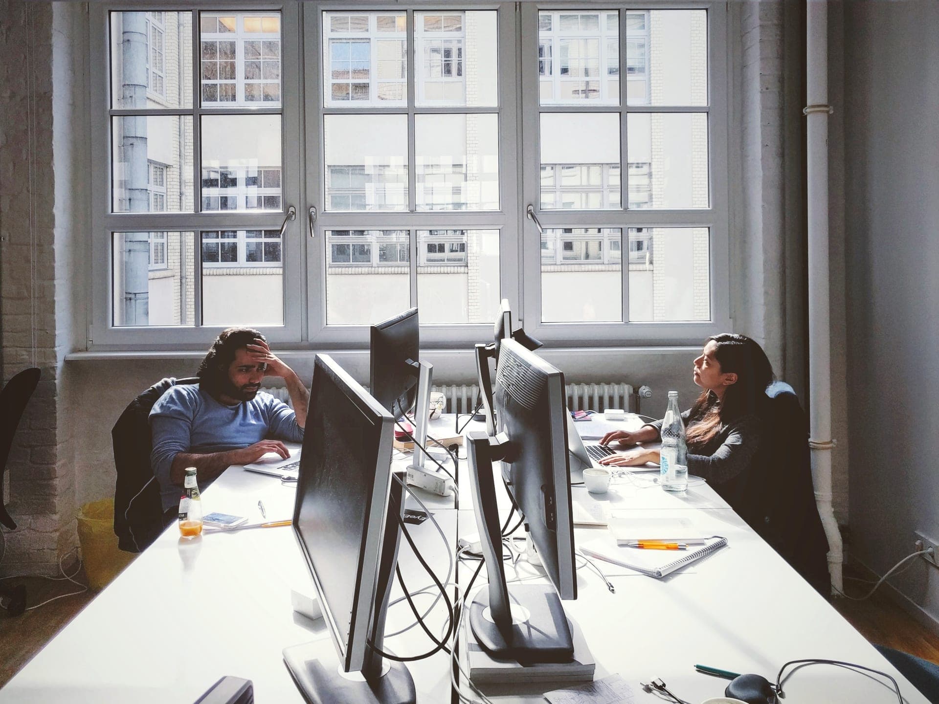 Postes de travail de l'équipe de production sous les grandes verrières de l'atelier