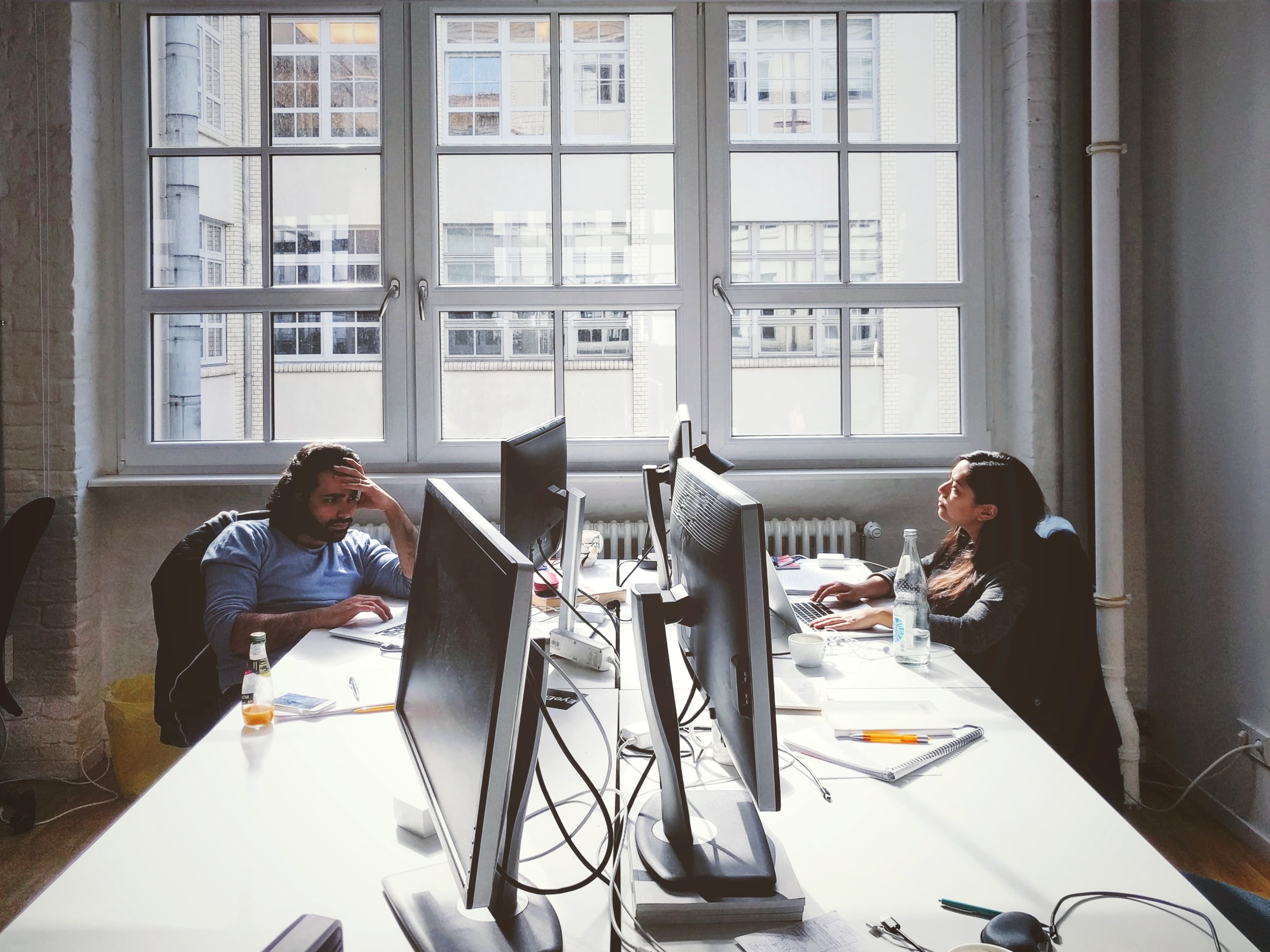 Postes de travail de l'équipe de production sous les grandes verrières de l'atelier