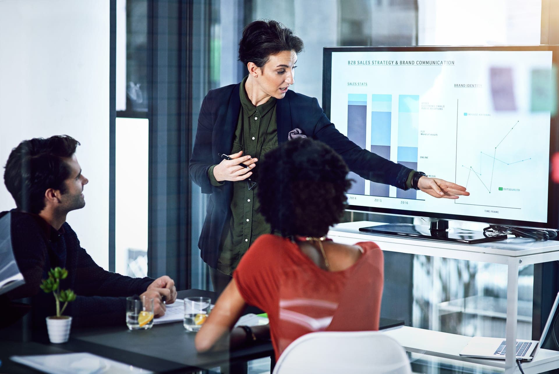 Équipe technique au travail dans un espace ouvert