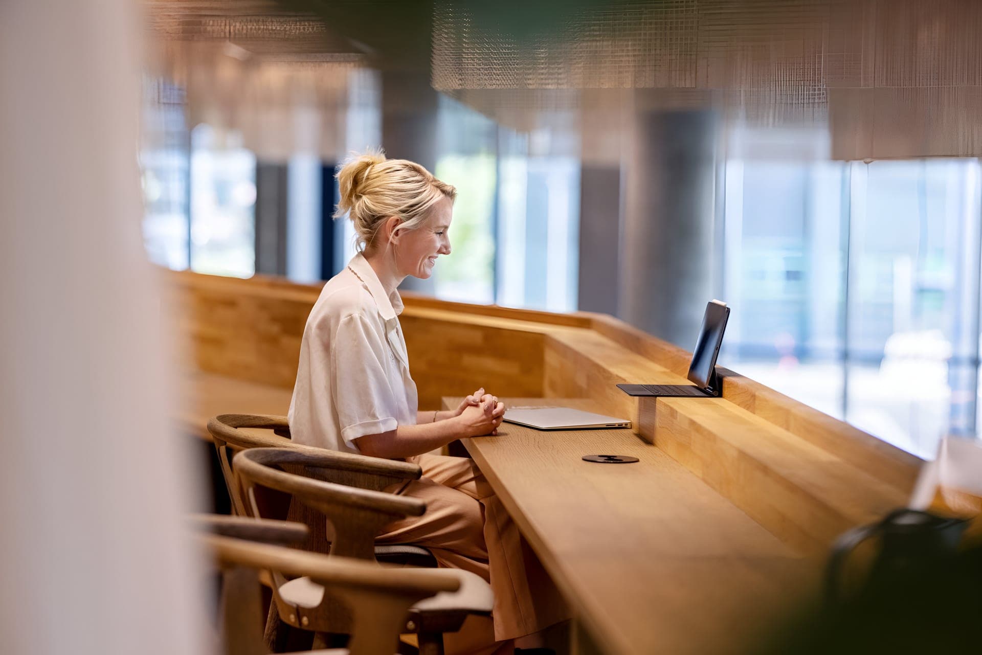Équipe d'une entreprise tech en atelier de travail autour d'un tableau