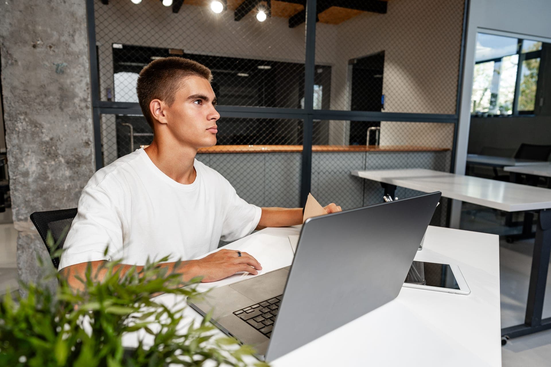 Équipe tech en atelier de travail dans un espace lumineux
