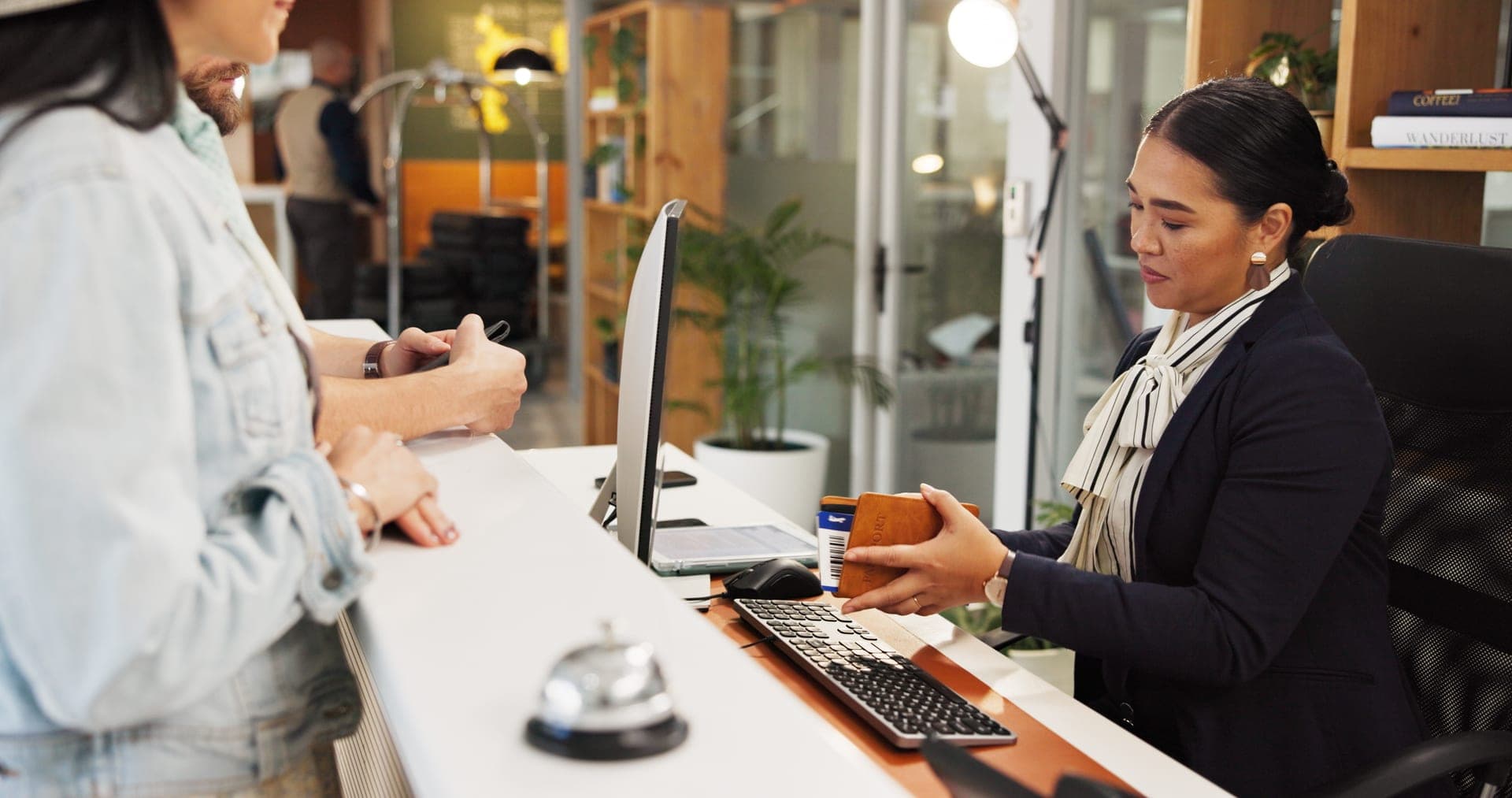 Équipe tech en atelier de travail dans un espace lumineux