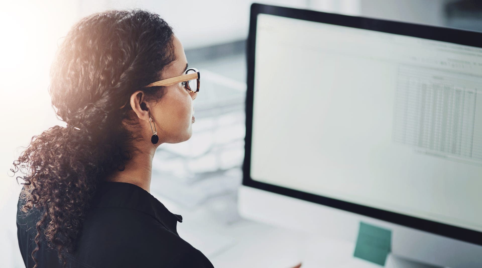 Équipe tech en train de coder autour d'une table