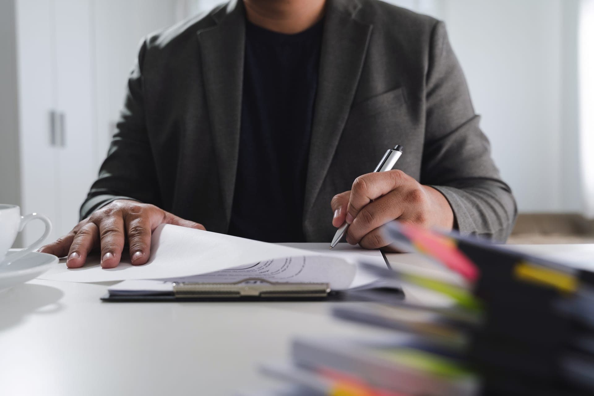 Salle de réunion moderne dans un espace de travail lumineux