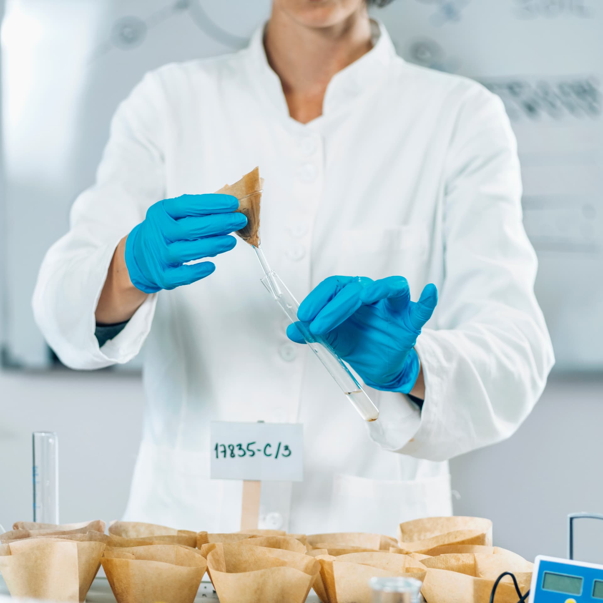 Contrôle qualité d'un échantillon en laboratoire agroalimentaire, gants et étiquette de lot