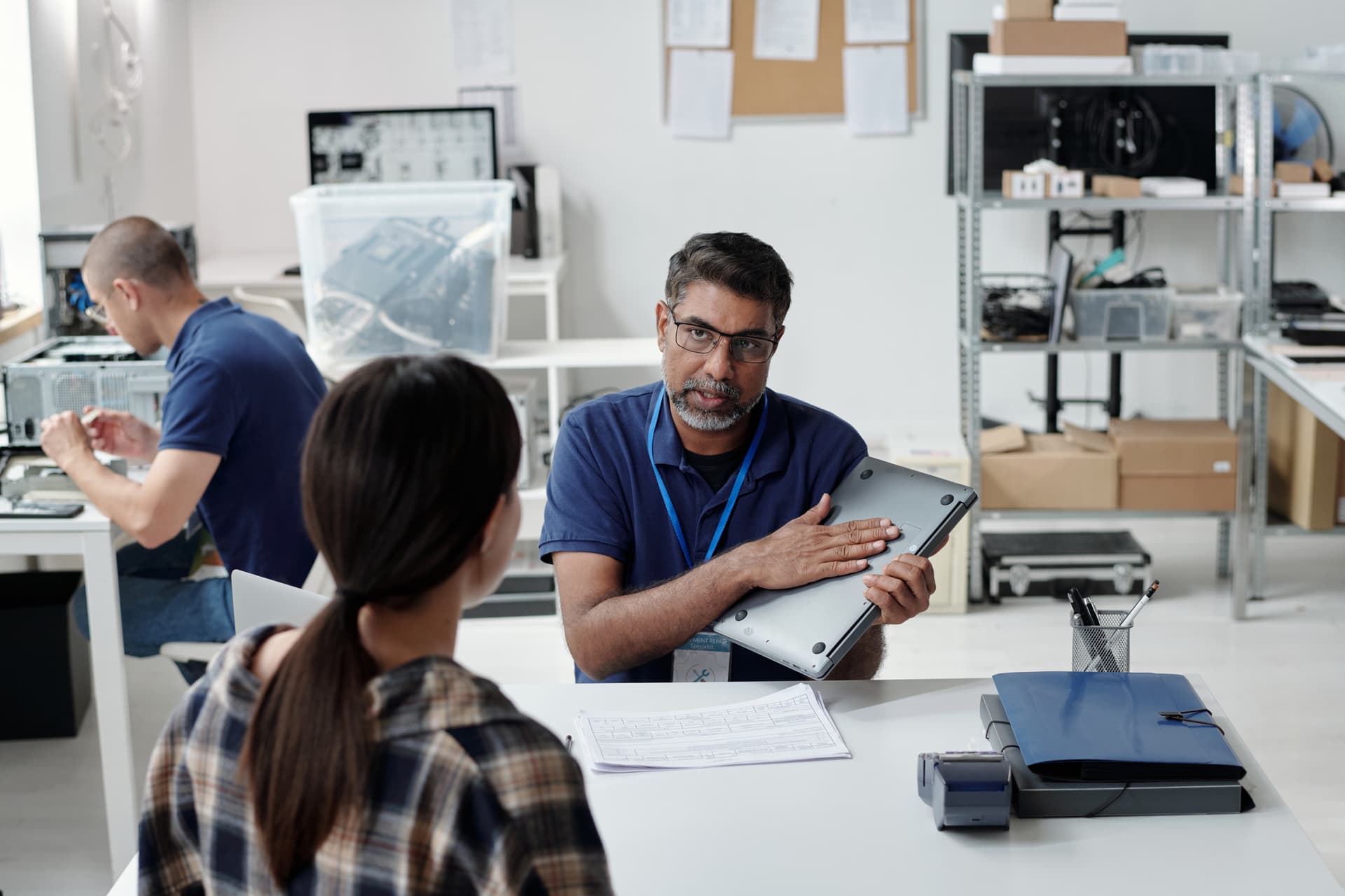Deux professionnels au travail sur ordinateur portable avec des échantillons matière