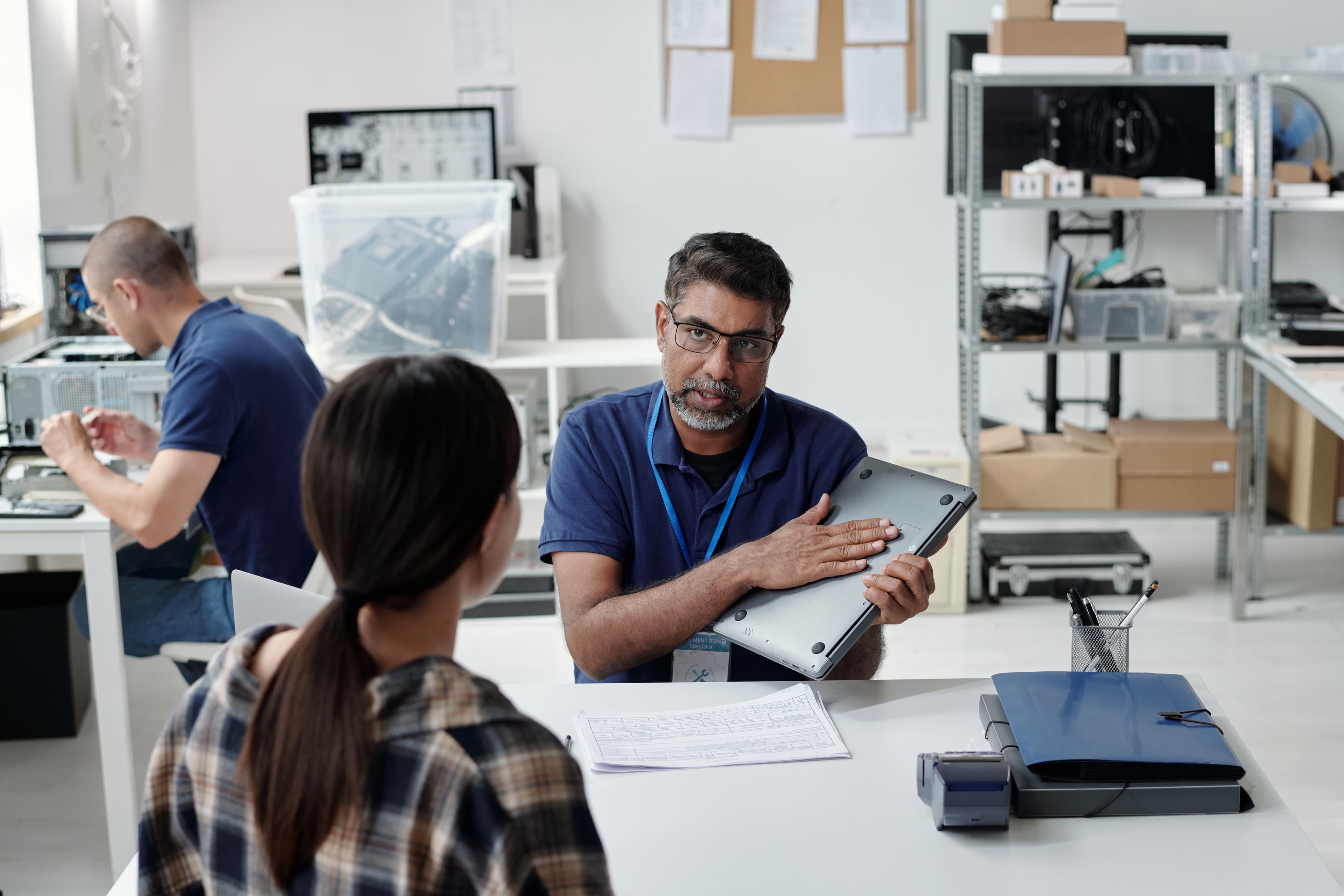 Deux professionnels au travail sur ordinateur portable avec des échantillons matière