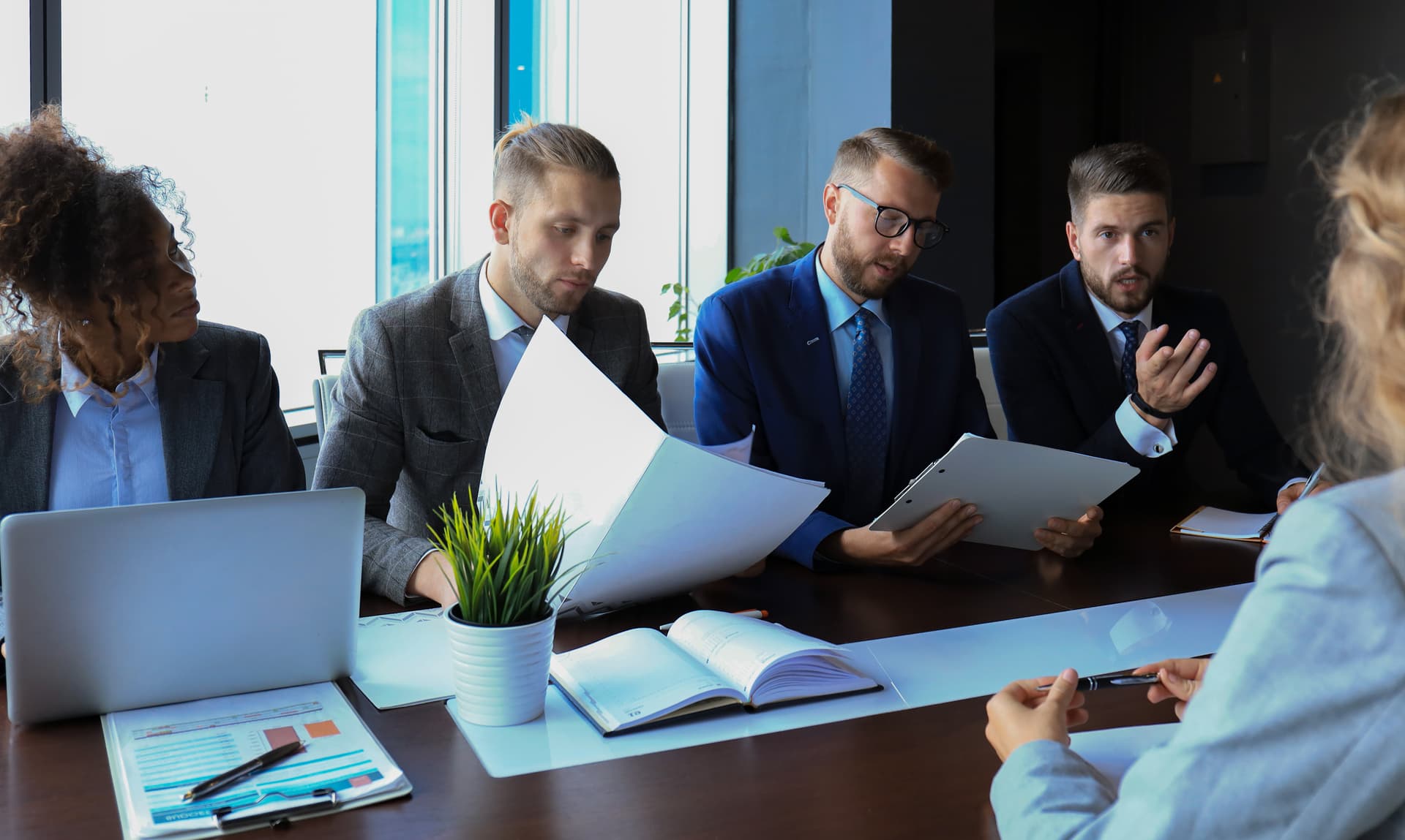 Tours de bureaux d'un quartier d'affaires en contre-plongée