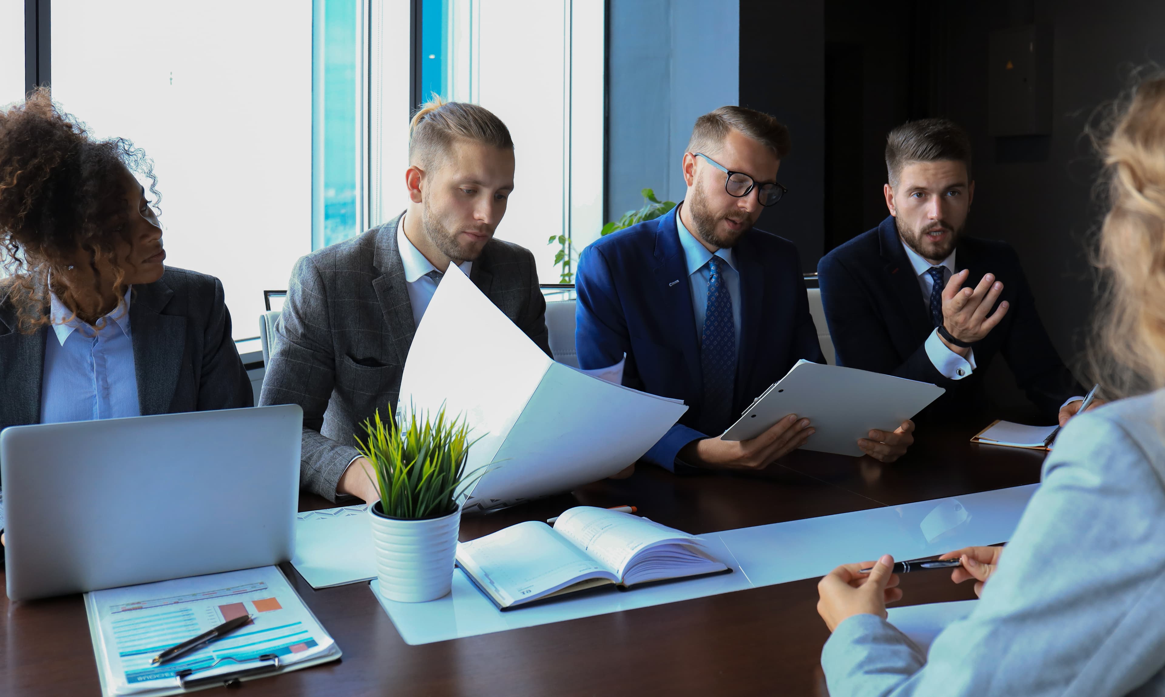 Tours de bureaux d'un quartier d'affaires en contre-plongée