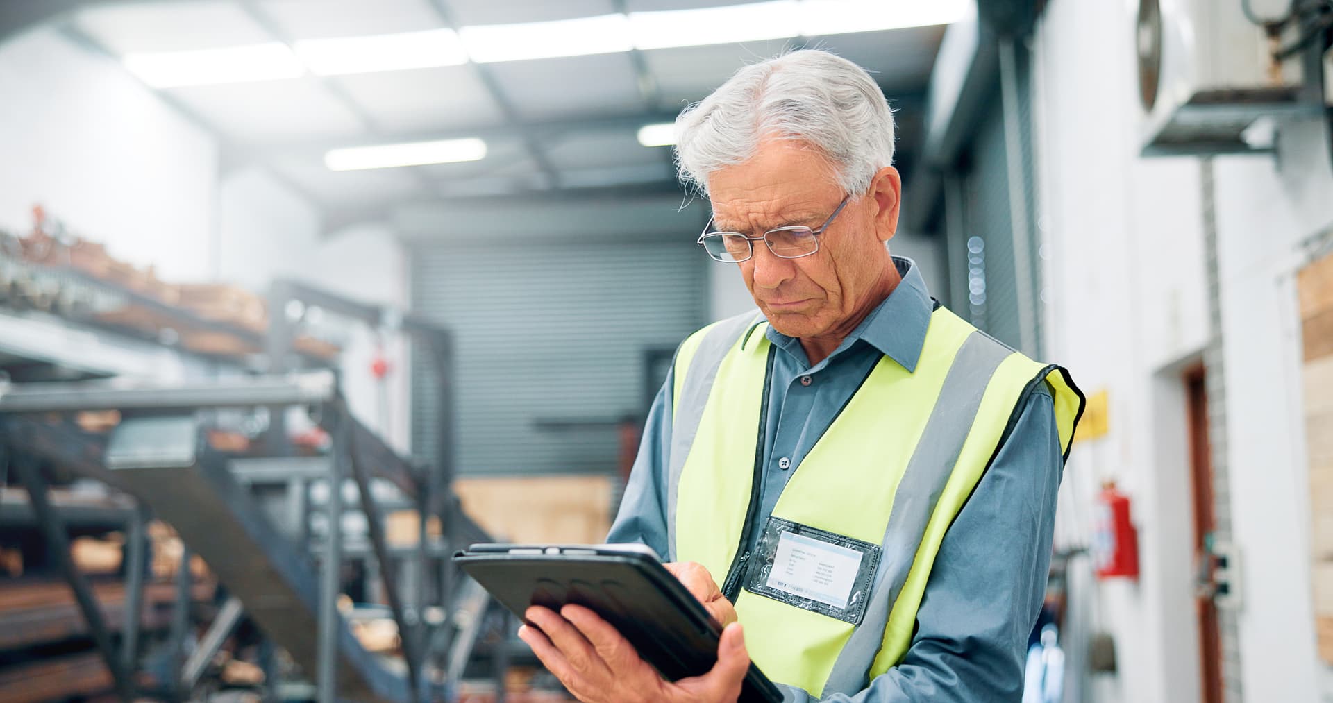 Entrepôt logistique d'une PME, rayonnages et préparation de commandes