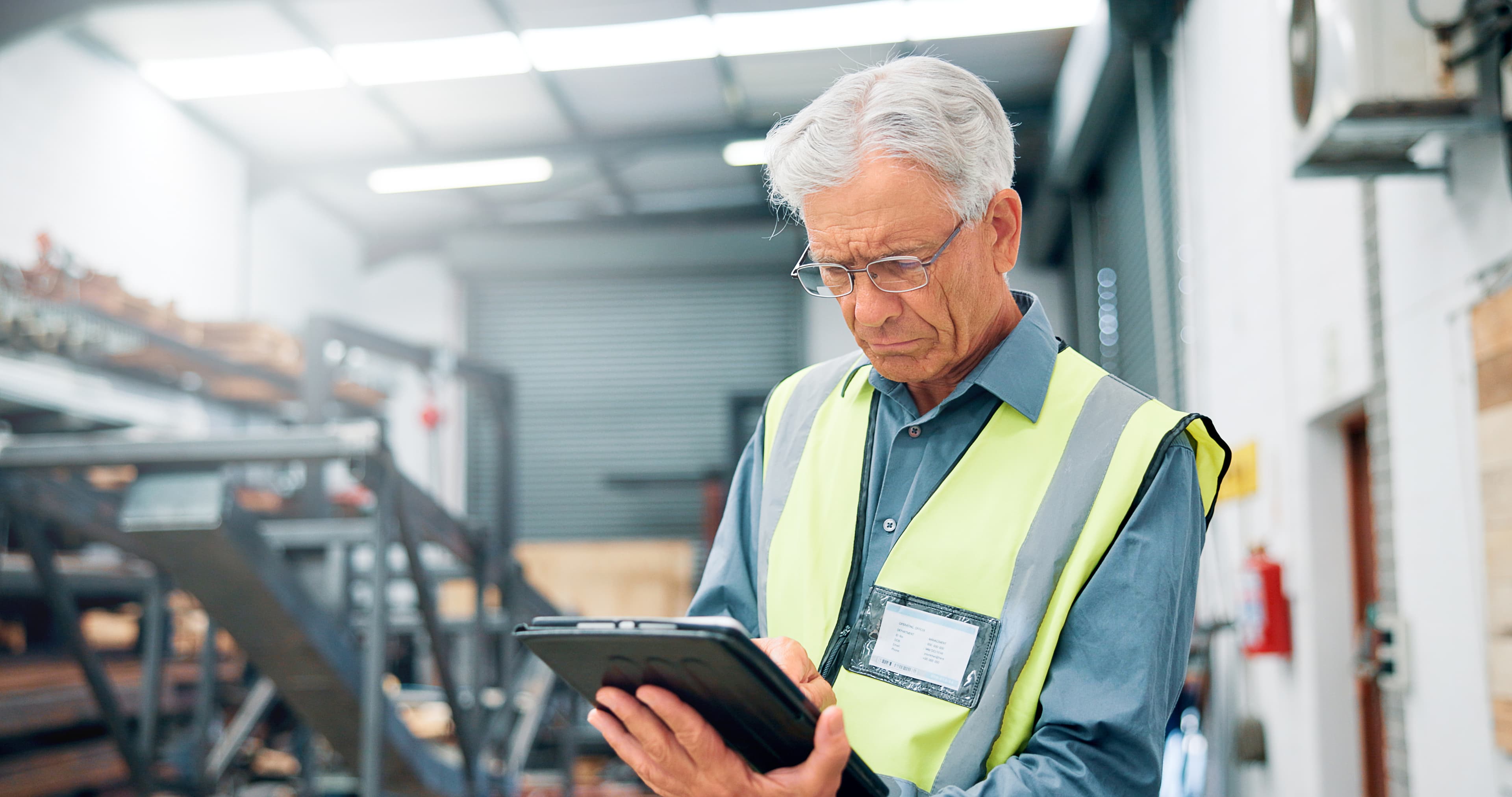 Entrepôt logistique d'une PME, rayonnages et préparation de commandes