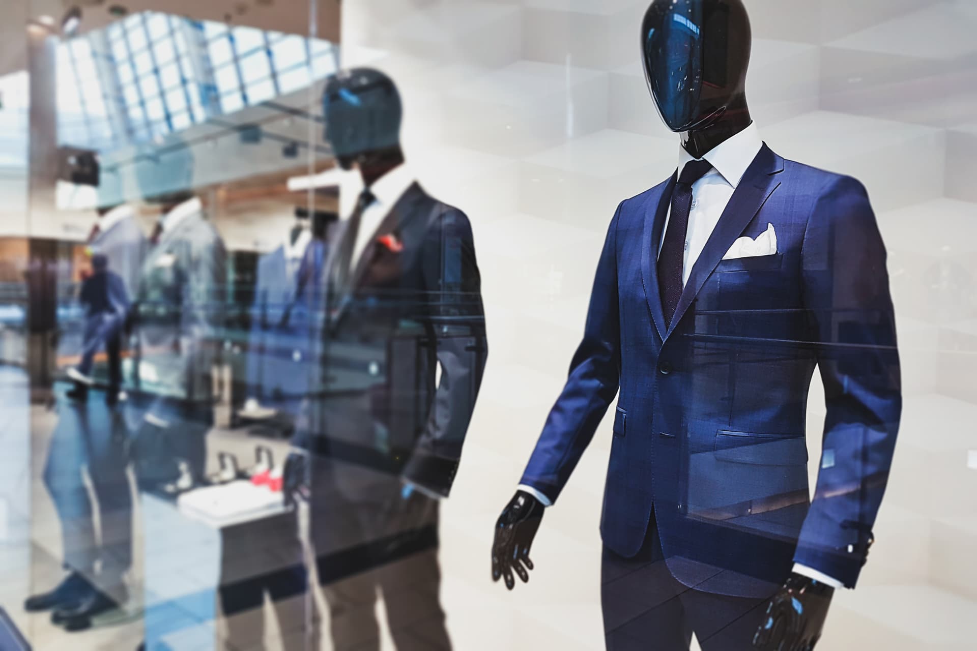 Mur de merchandising soigné dans une boutique