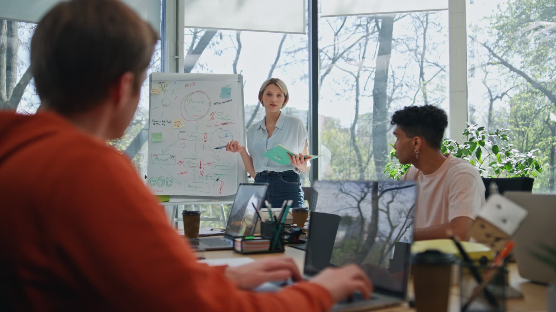 Équipe produit en revue de roadmap devant un paperboard couvert de post-its
