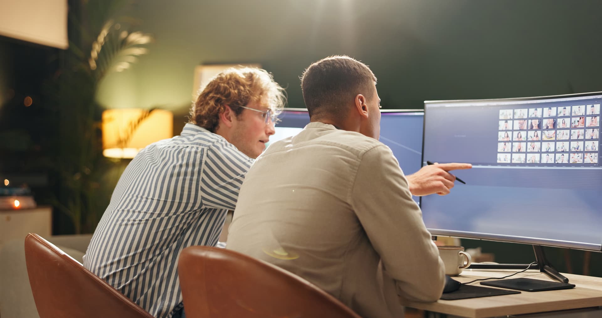 Deux ingénieurs en binôme devant un écran de code