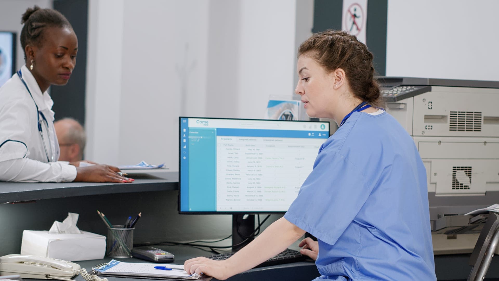 Professionnel de santé consultant une application sur smartphone