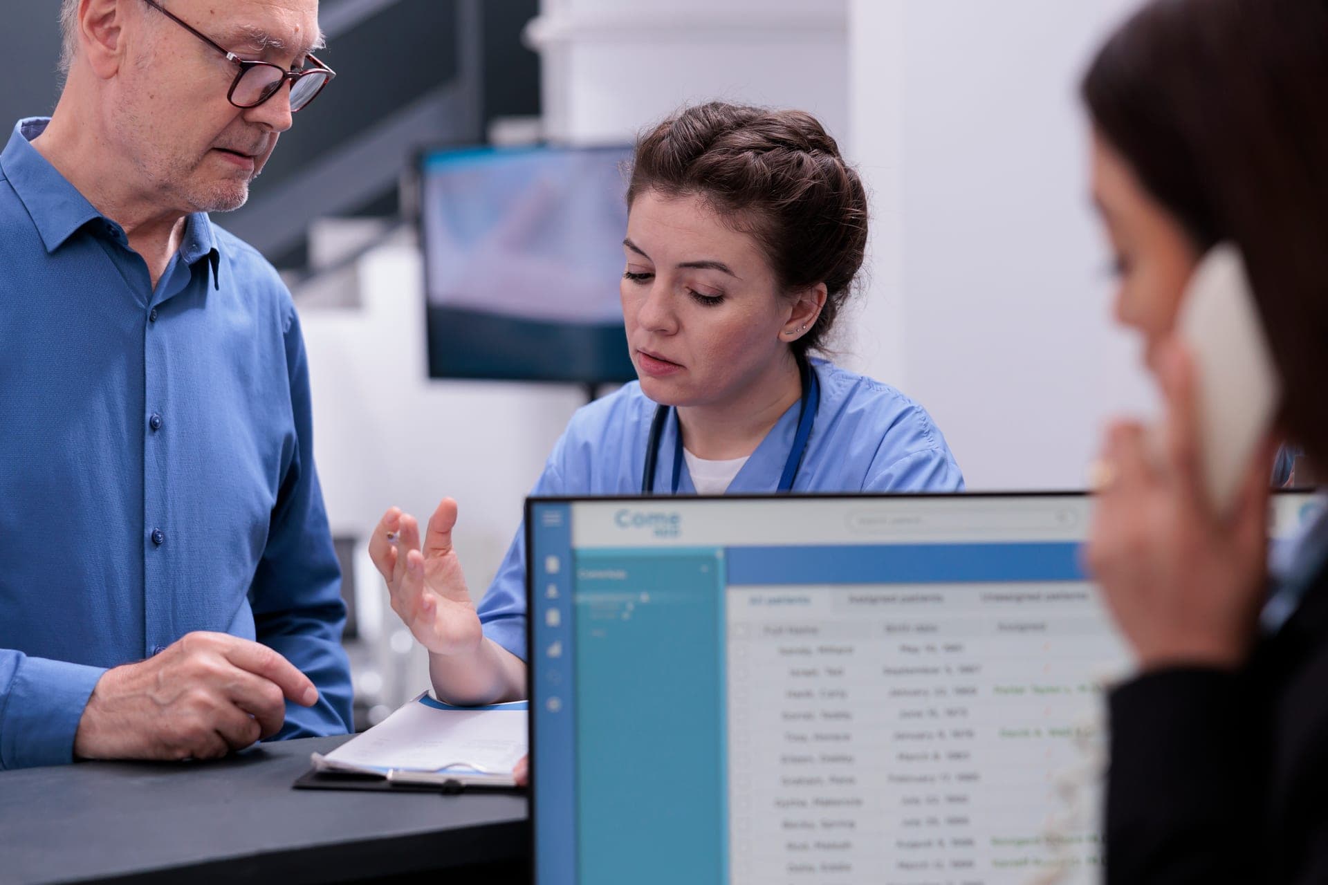 Laboratoire pharmaceutique avec équipements d'analyse