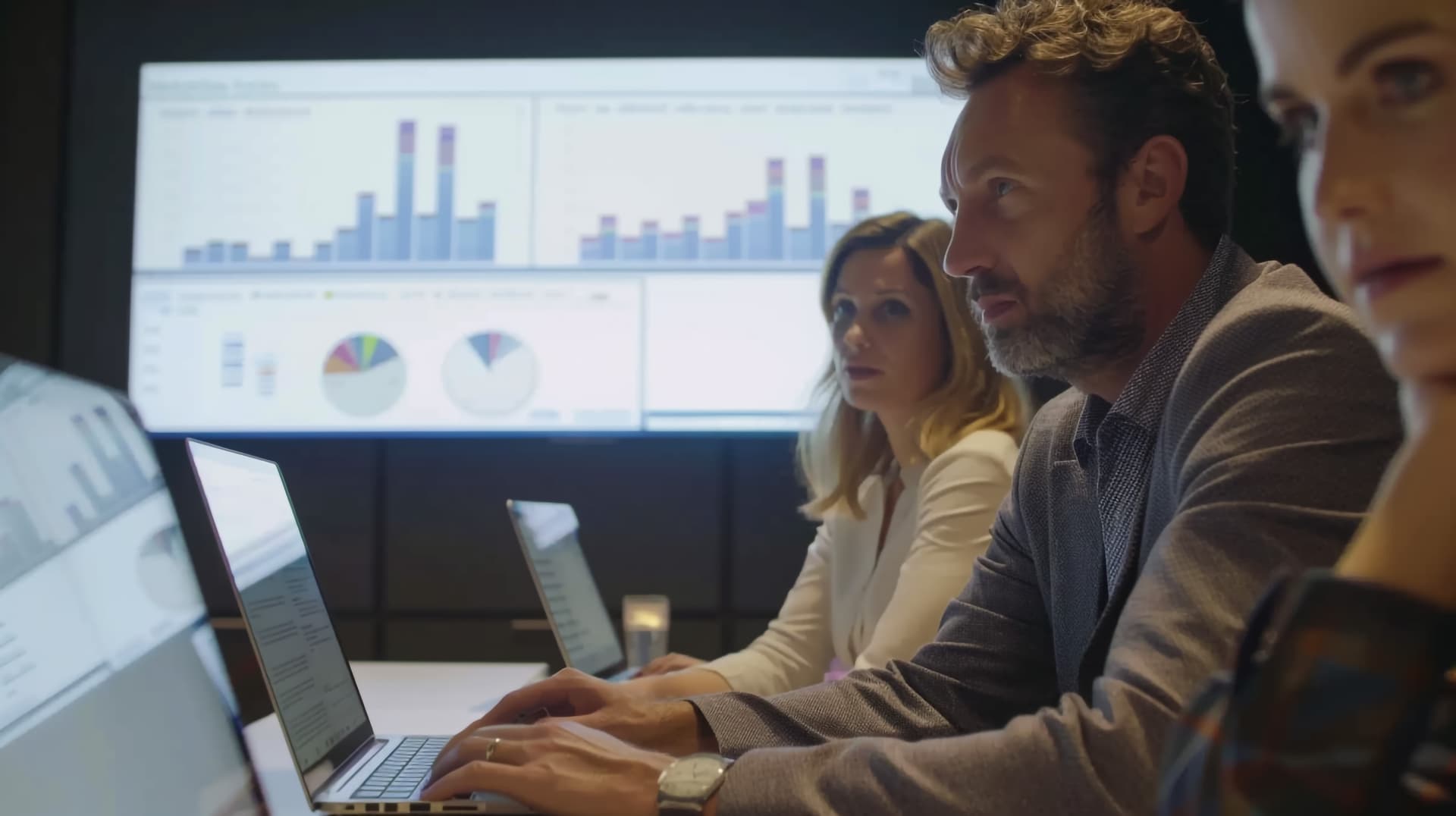 Fondateur consultant le tableau de bord de métriques de son SaaS sur laptop