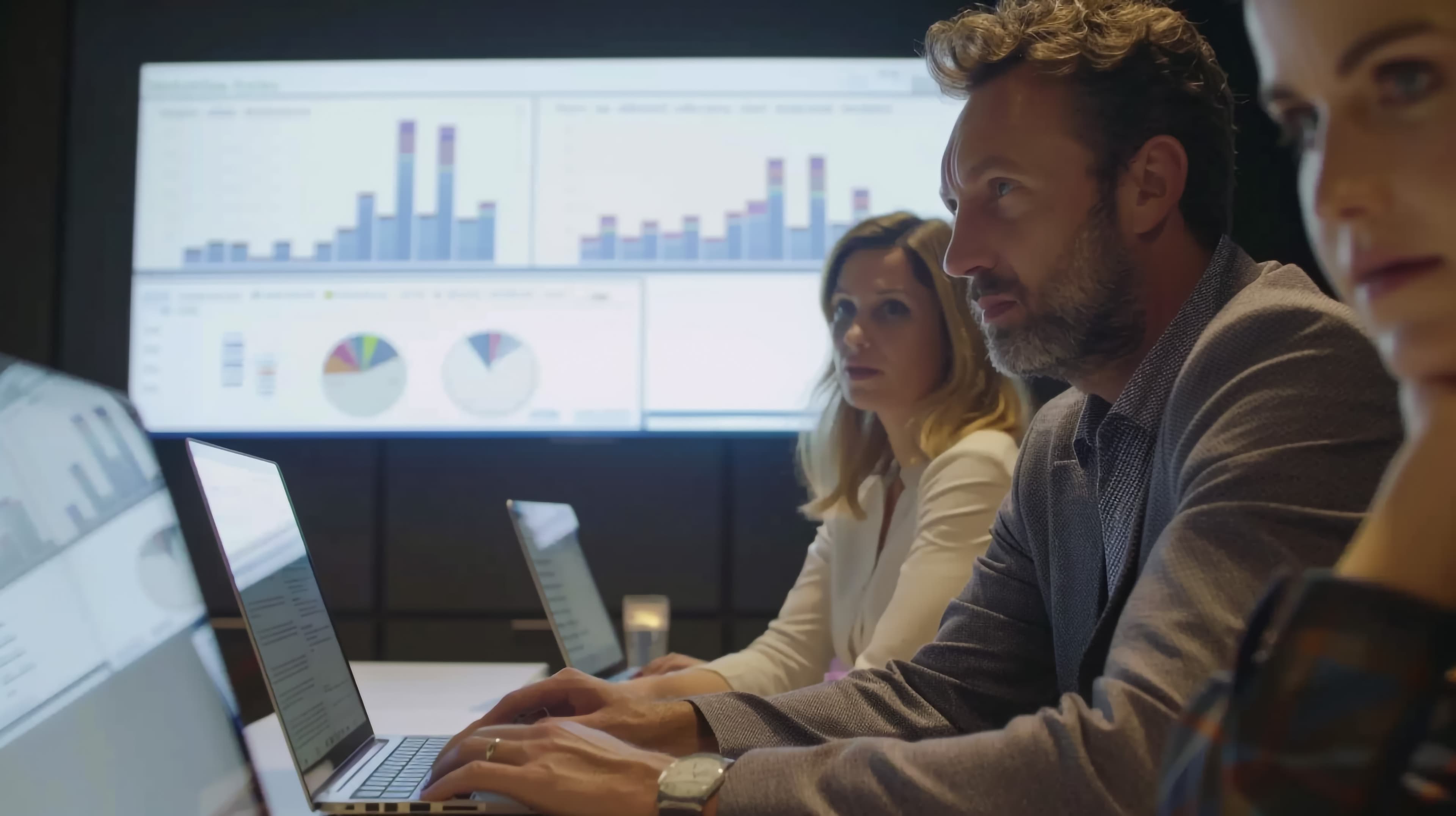 Fondateur consultant le tableau de bord de métriques de son SaaS sur laptop