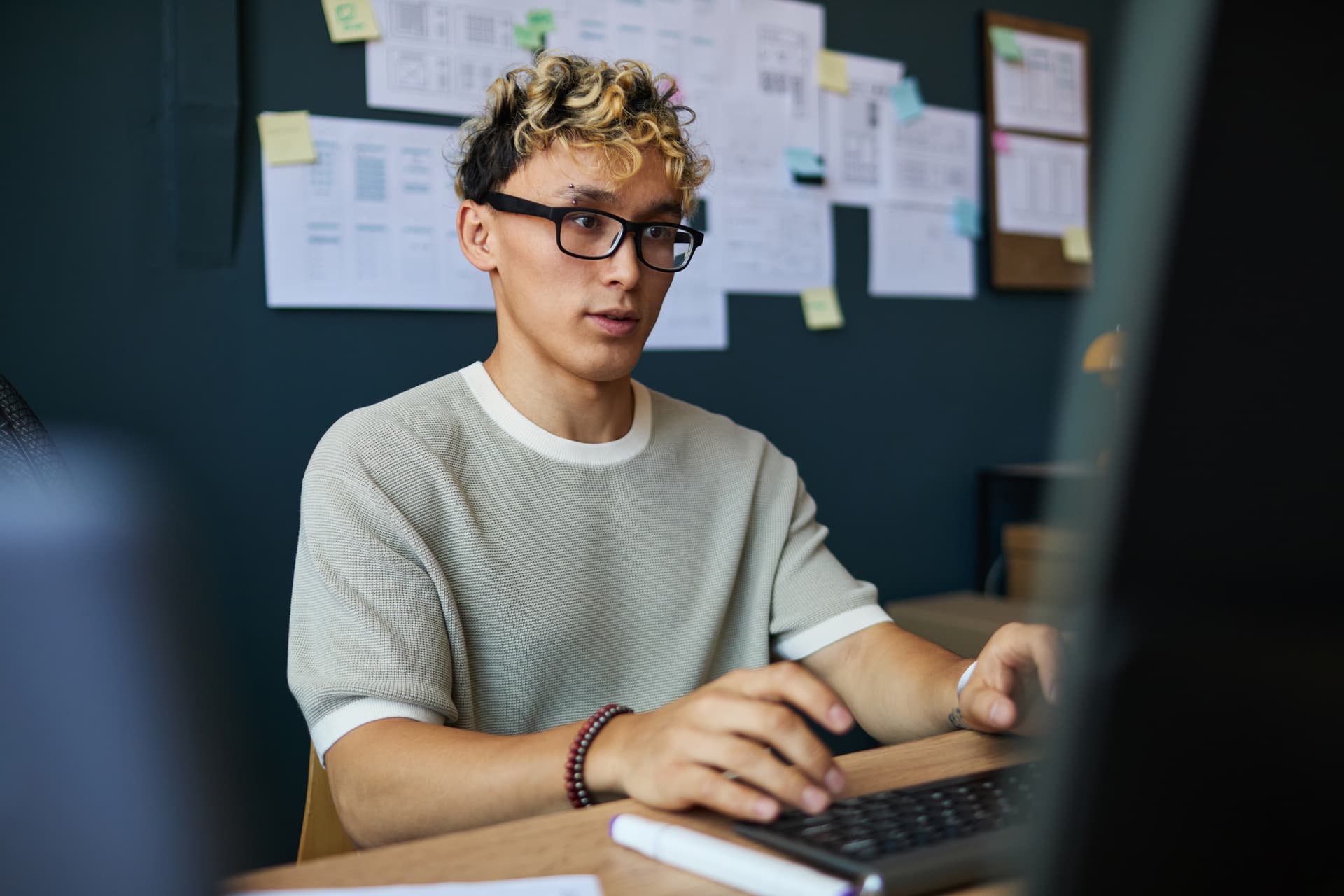 Deux ingénieurs en binôme devant un écran de code