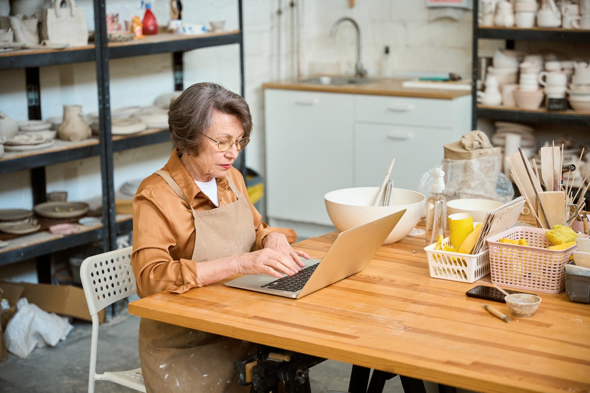 Dirigeant et conseiller travaillant sur des documents entre deux laptops