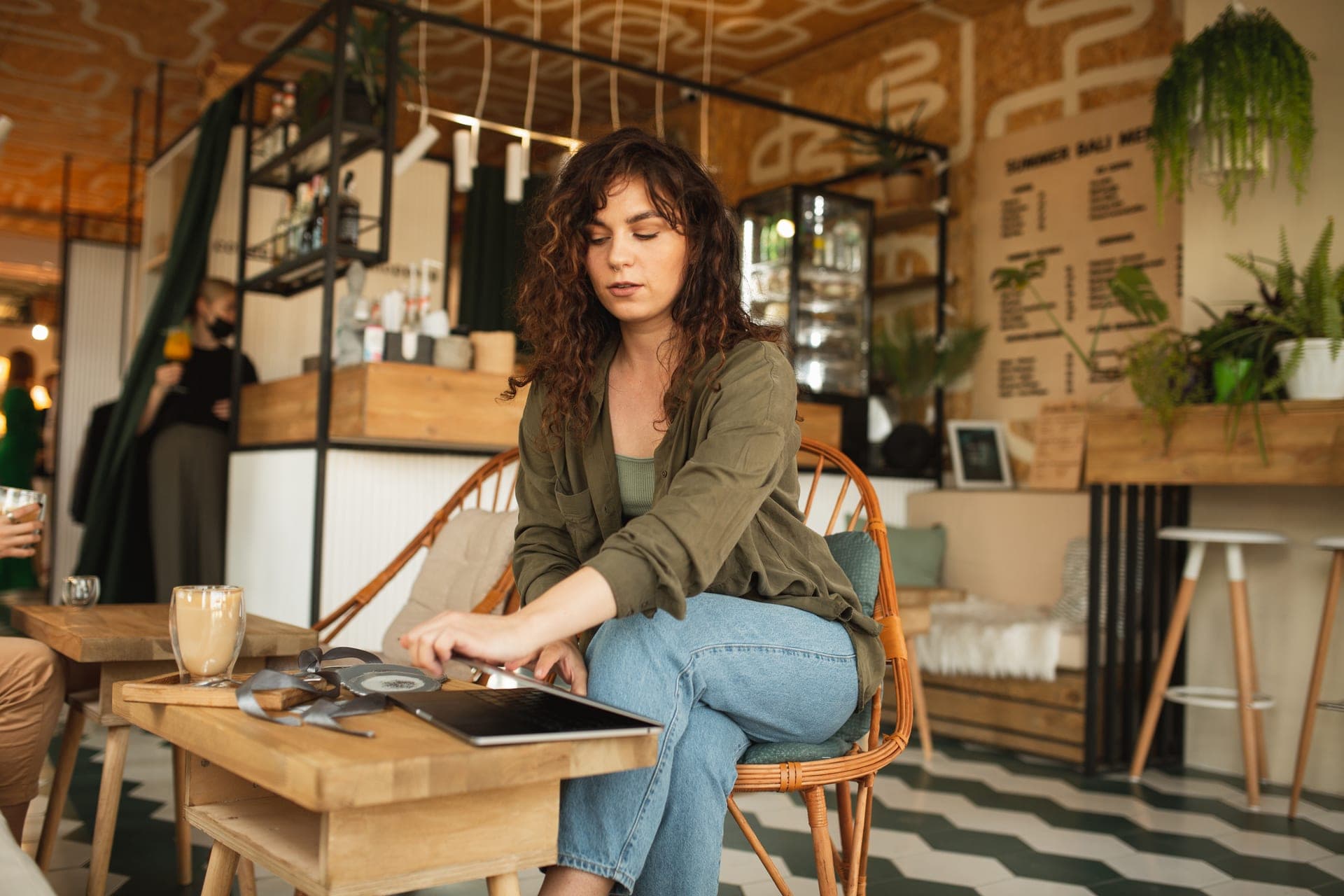 Intérieur d'une boutique indépendante de prêt-à-porter