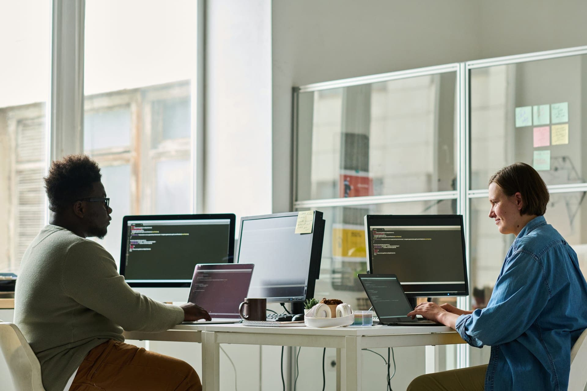 Ingénieurs JUWA au travail sur une solution IA dans les bureaux parisiens