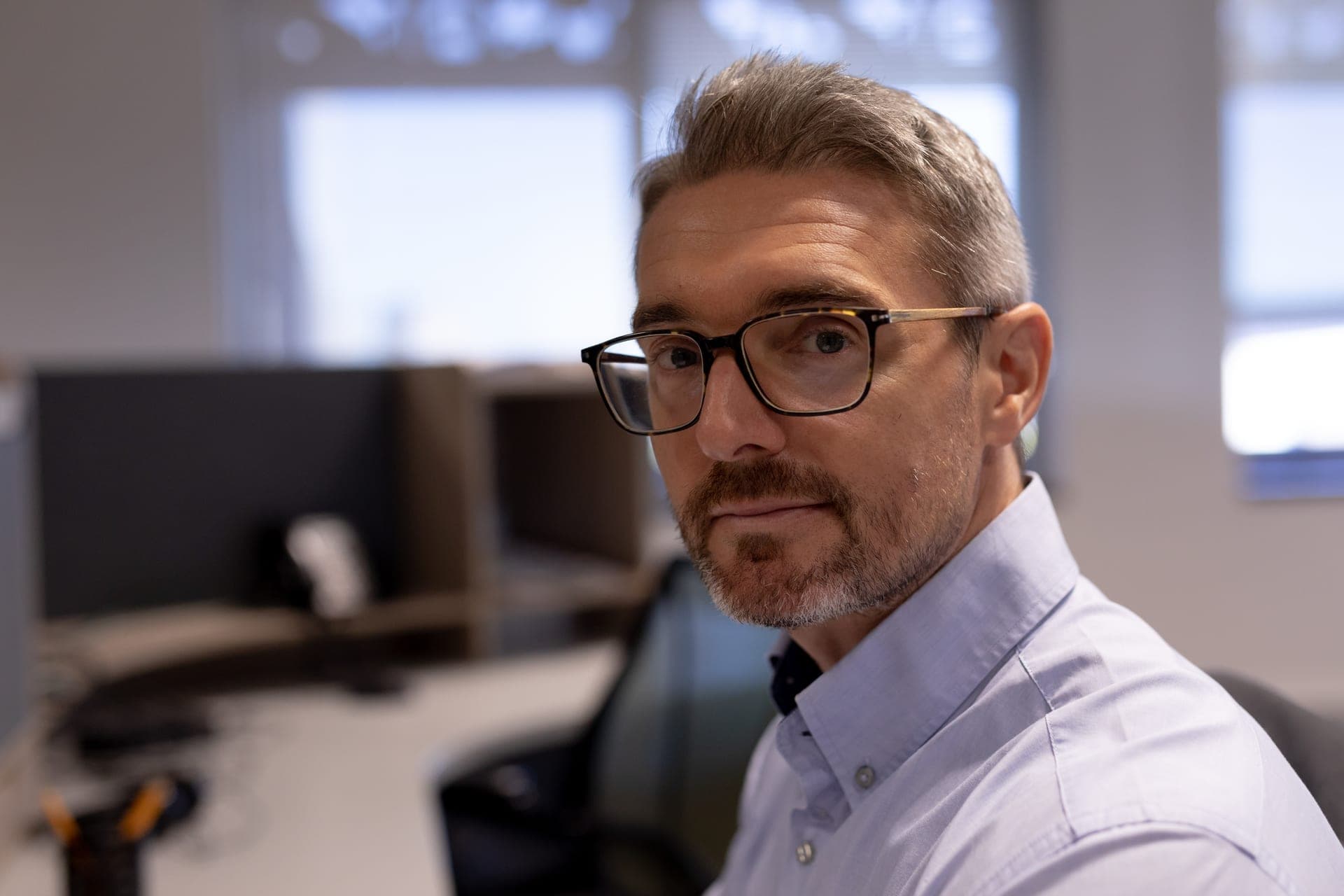 Directeur data à son poste de travail, concentré sur ses écrans