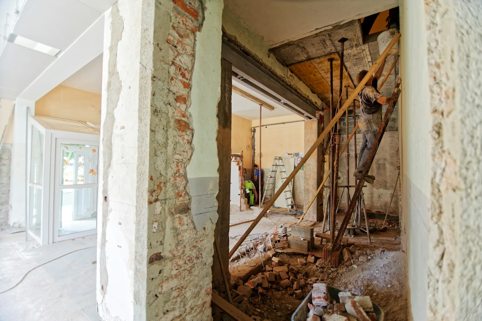 Chantier de rénovation structurelle en cours dans un bâtiment ancien