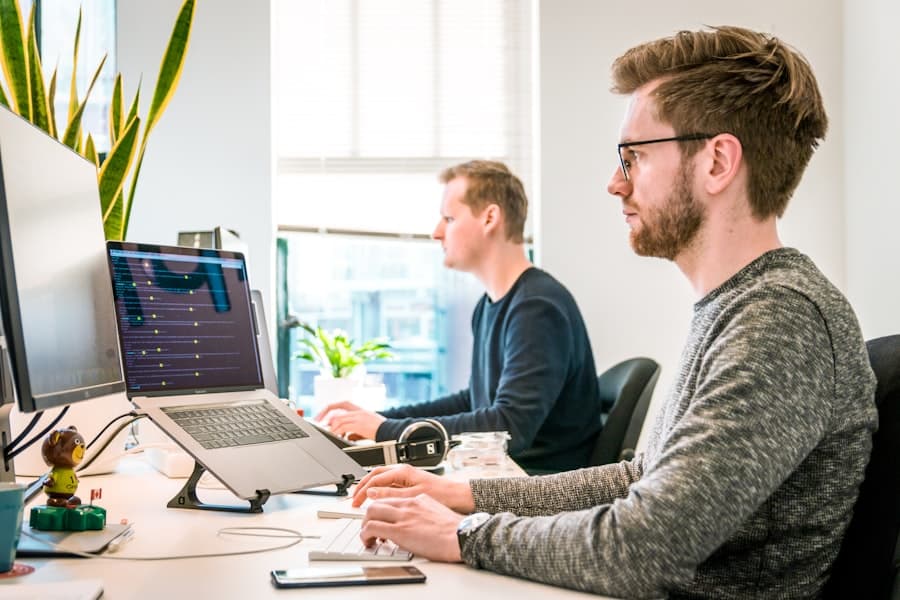 Ingénieur en train de développer la solution